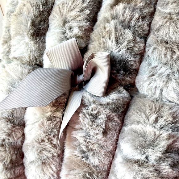 🎉HP🎉 Set of 2 Luxurious, plush faux fur accent pillows! Super soft & comfy! - Picture 2 of 13